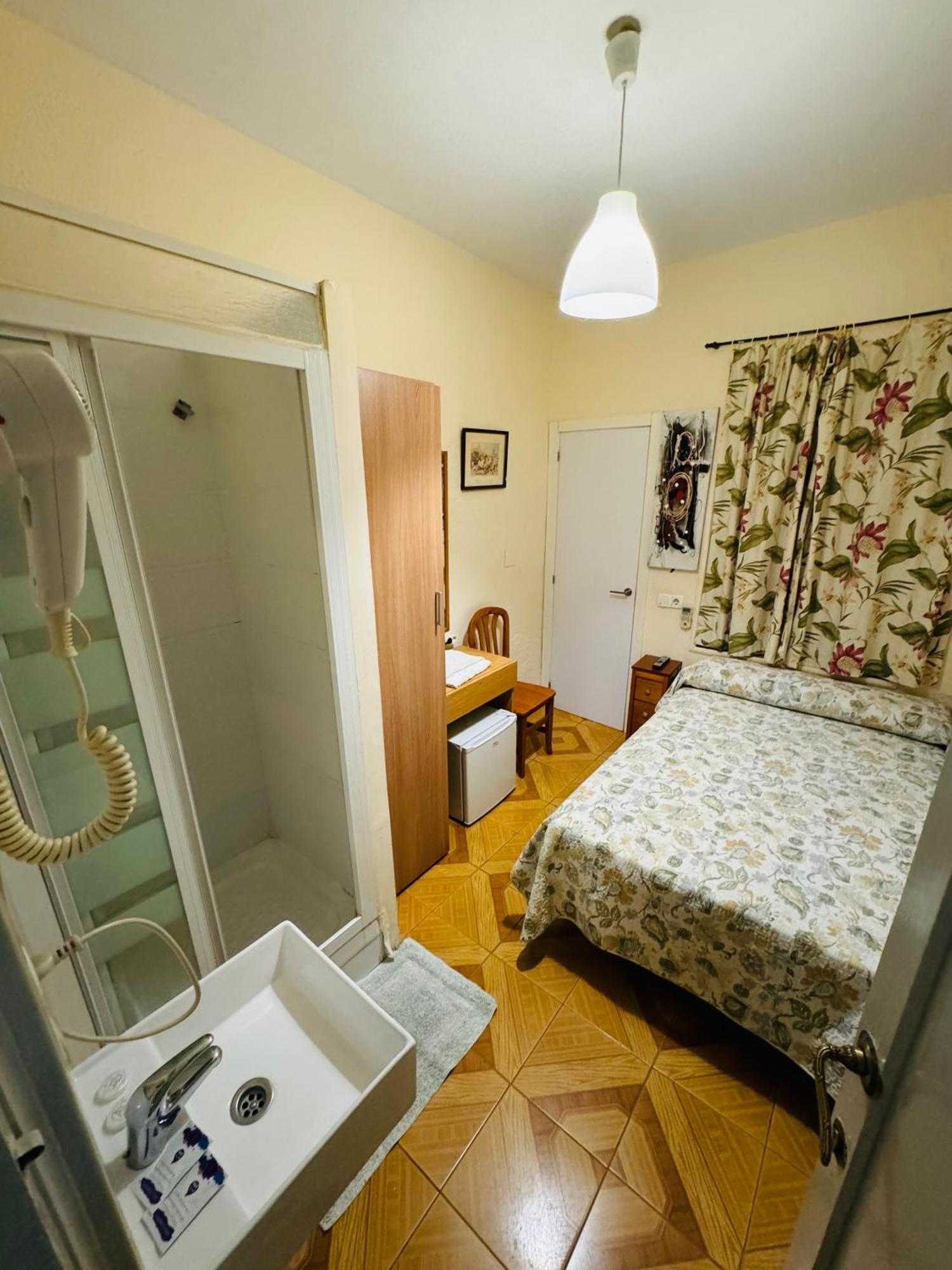 Hostal Fuentesol Madrid Exterior photo