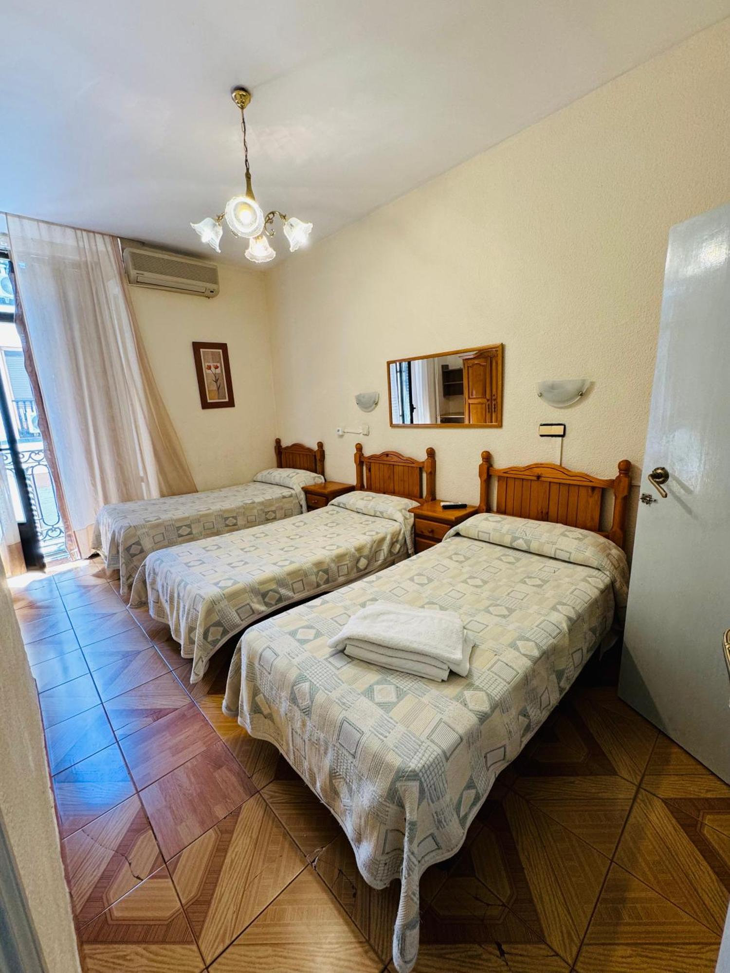 Hostal Fuentesol Madrid Exterior photo