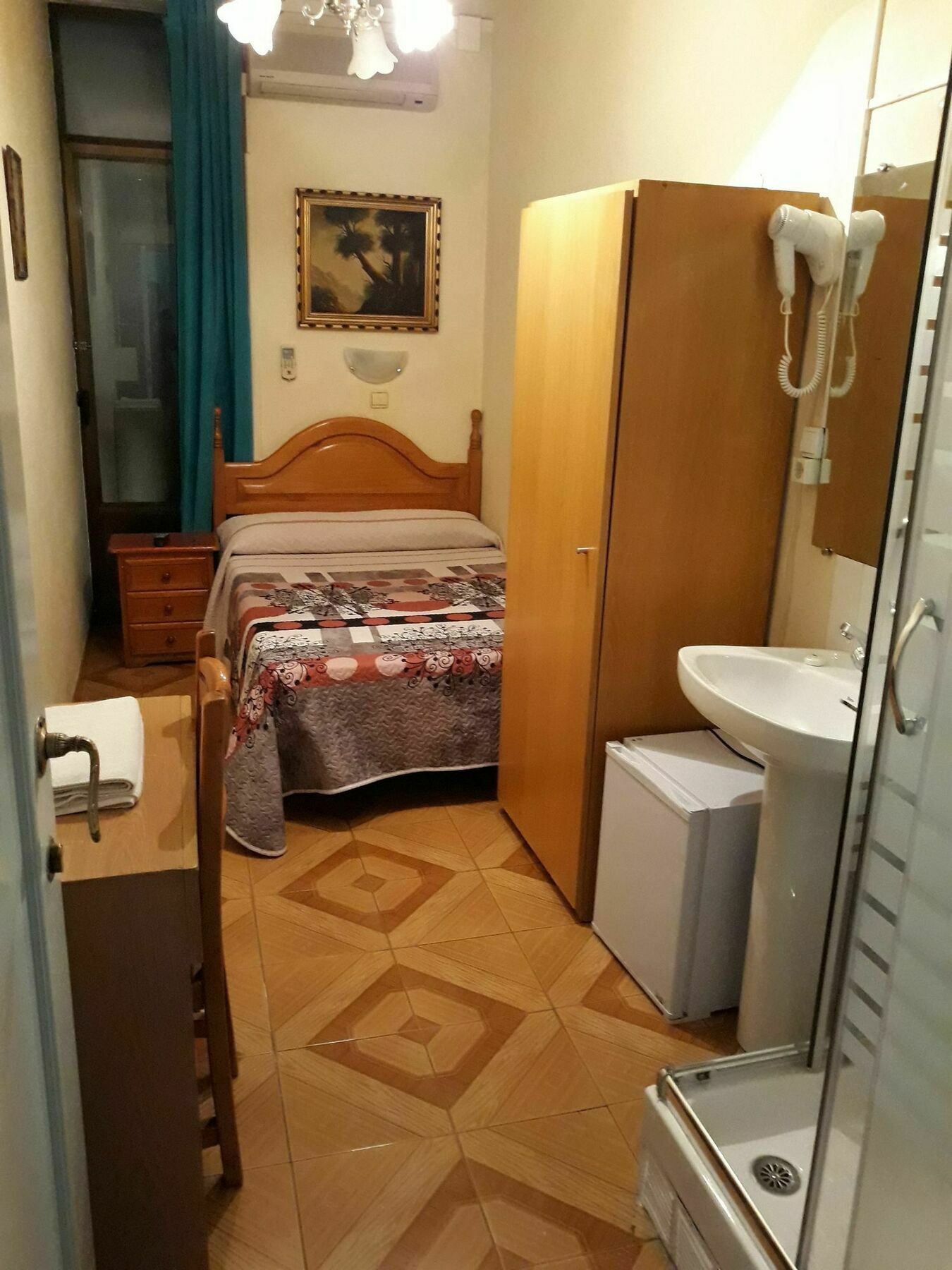Hostal Fuentesol Madrid Exterior photo